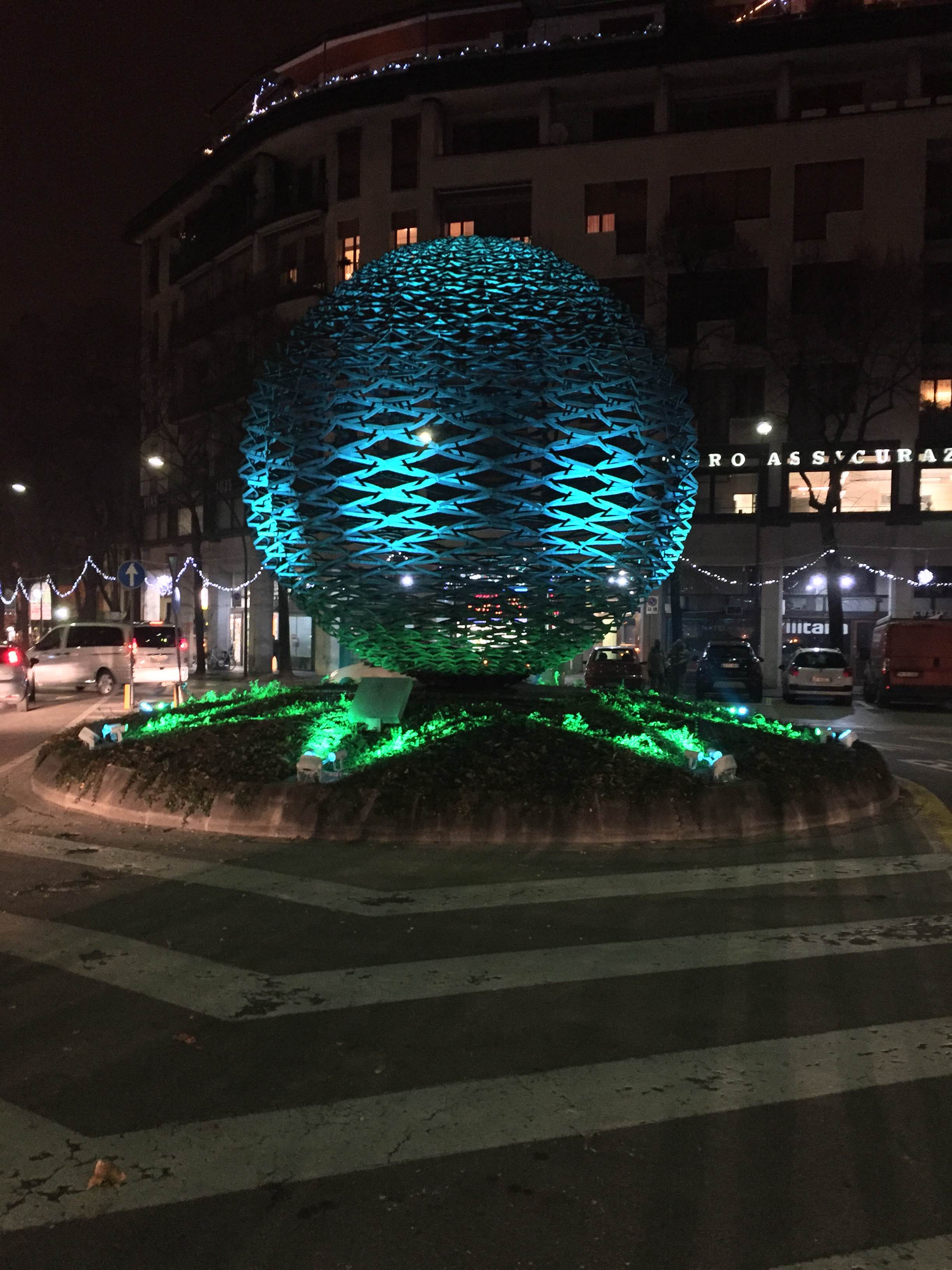 Illuminazione Grande Sfera in Via Roma a Treviso.